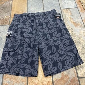 Dickies Men's Black Leaf Pattern Cargo Shorts.  Sz. 30.    NWT!!!!